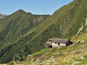 33 Baita addossata a roccione sulle pendici del Monte Fioraro